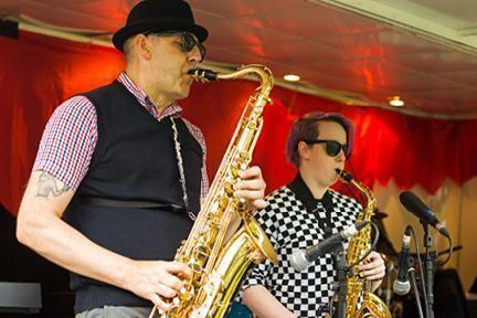 Saxofonistas tocando durante uno de los numeros festivales de Escocia