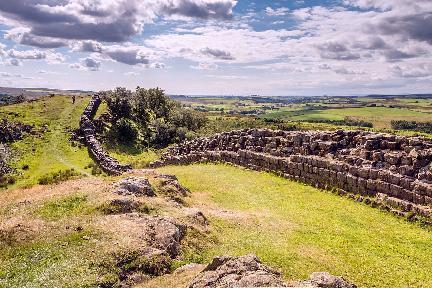 Vista del Muro de Adriano en la preciosa campiña inglesa. Reino Unido