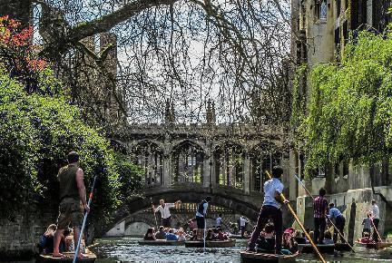 jovenes realizando punt en Oxford. Reino Unido.