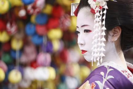 Figura siempre reconocible de la geisha en la iconografía de Japón