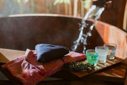 Un relajado baño en un onsen para recuperar fuerzas durante el viaje