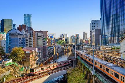 Cruce ferroviario en la ciudad de Tokio