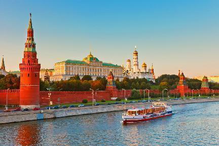 Ferri frente al Kremlin navegando por el río Moskova