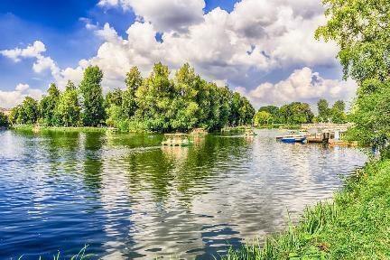 Lago en el parque Gorki de Moscú