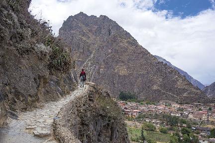 camino empredrado, camino inca, preciosas vistas. Perú