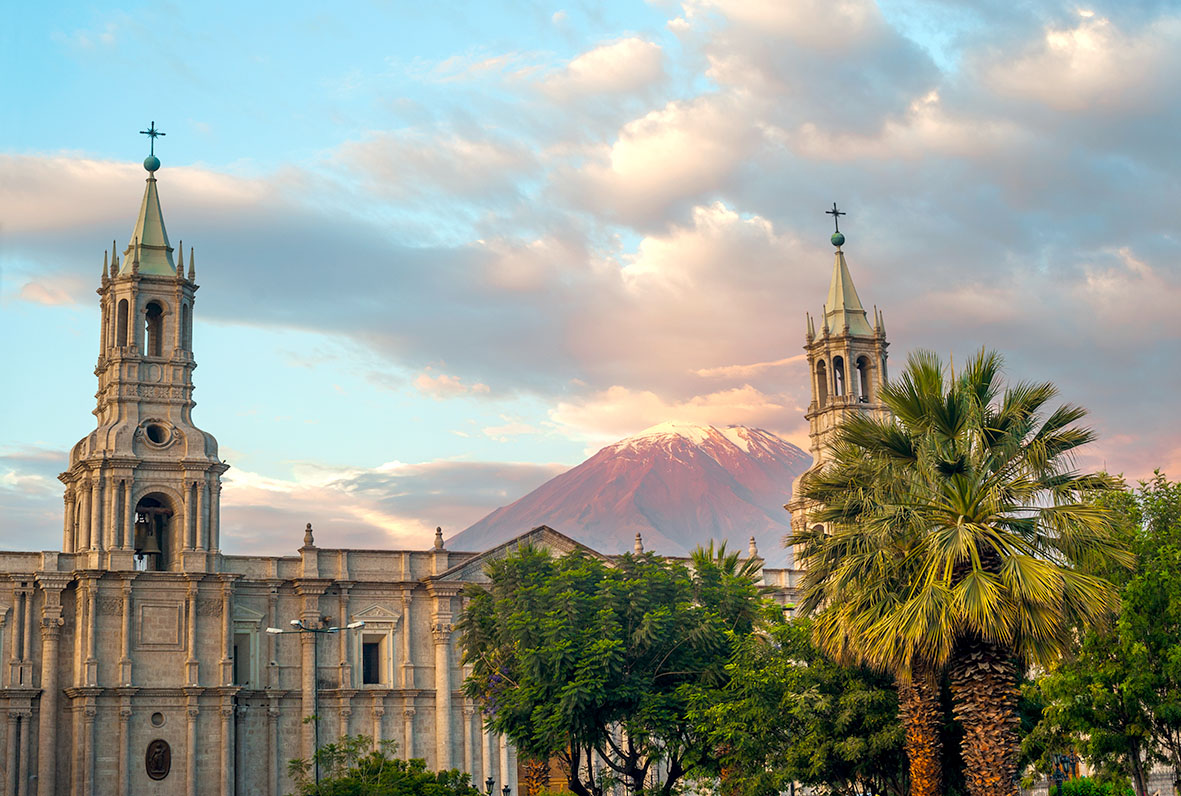 Arequipa vista exterior de la torre de la catedral con el volcan al fondo. Perú