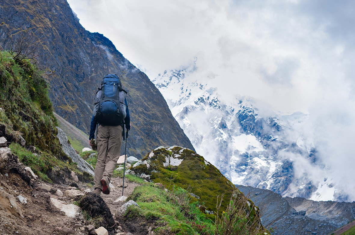 Hombre realizando trekking en la Cordillera Blanca. Perú