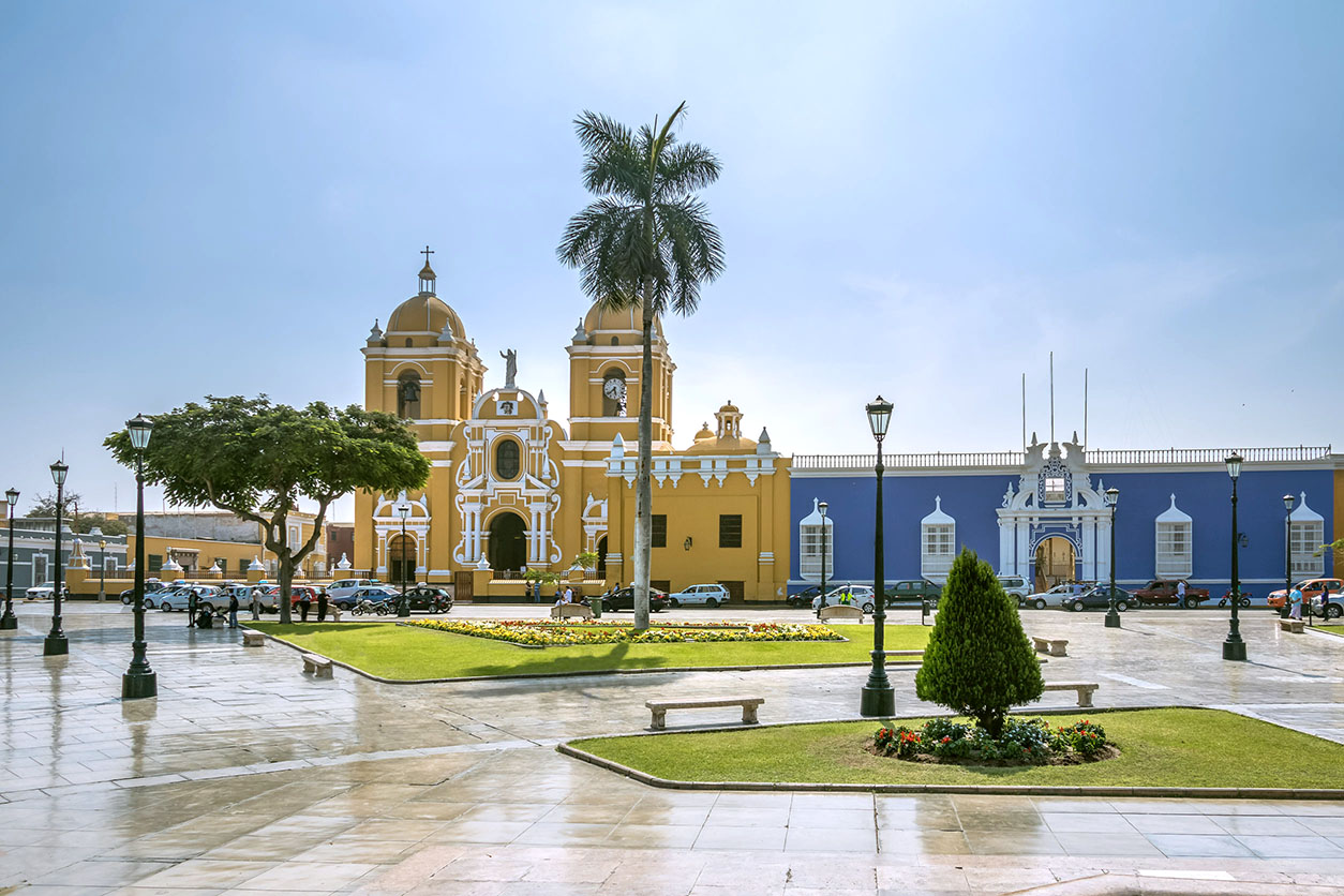 Catedral de Tujillo, Perú, vista exterior de la plaza.