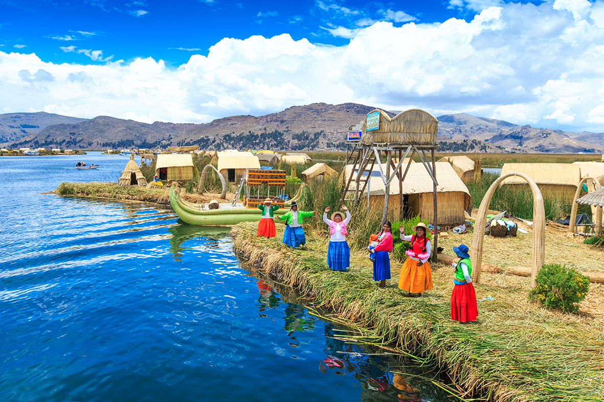 Mujeres con vestidos típicos muy coloridos a orillas del Lago Titicaca.