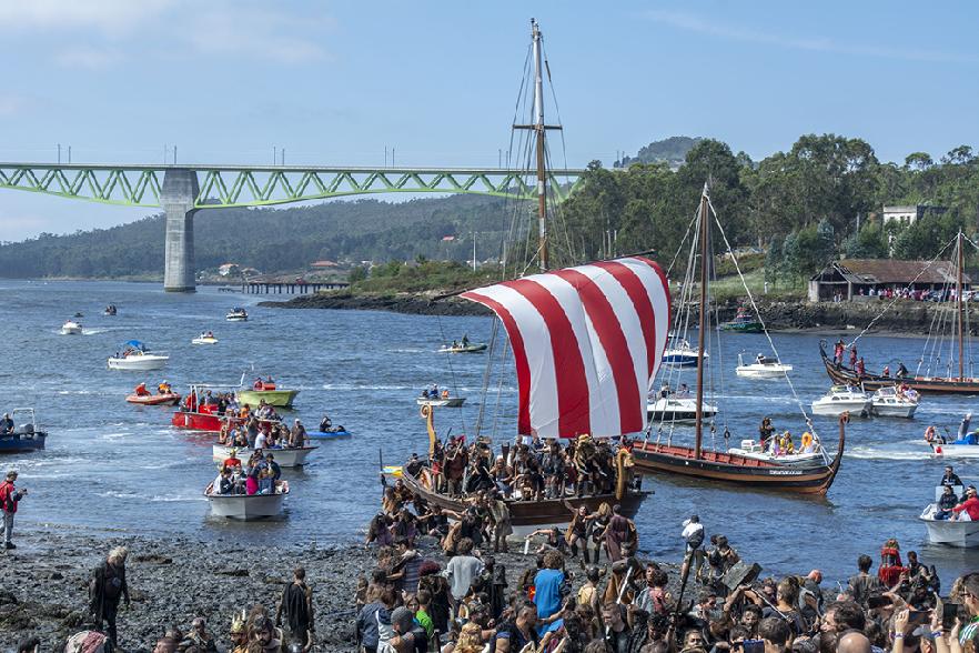 Barcos vikingos llegando a las costas gallegas en Catoira