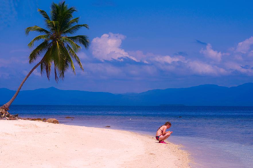 Turista disfrutando de las arenas blancas de Cayos Holandeses en Panamá
