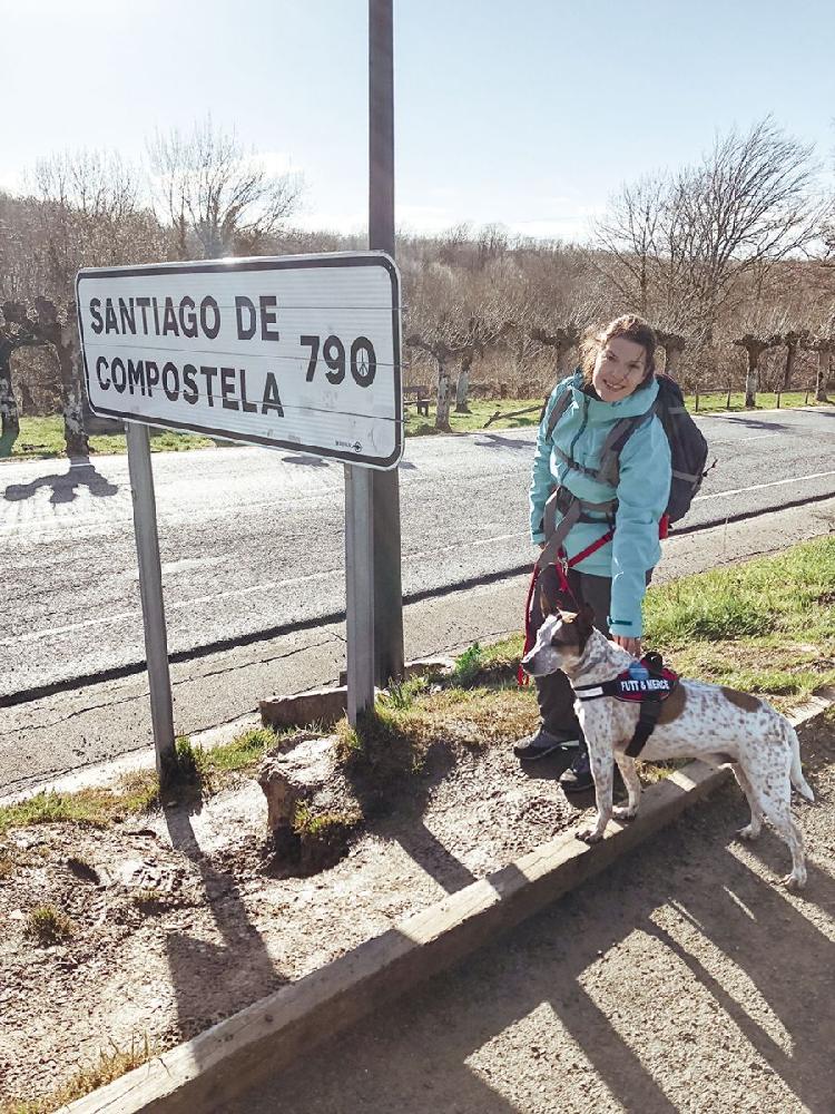 Mercè Jiménez en Rocenvalles haciendo el Camino de Santiago