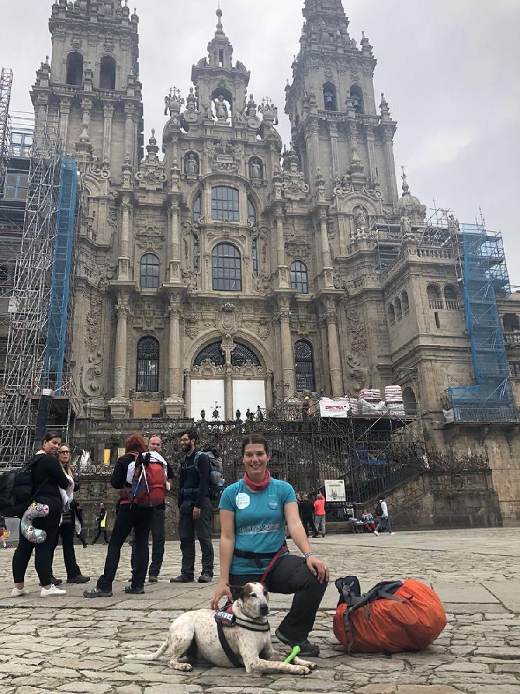 Autora de Dog Trip de Anaya Touring frente a la Catedral de Santiago 