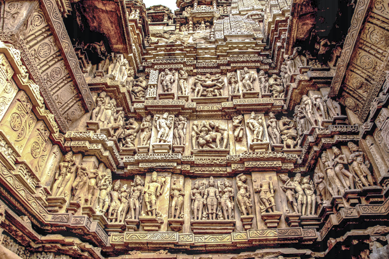 Interior del templo de Khajuraho, India