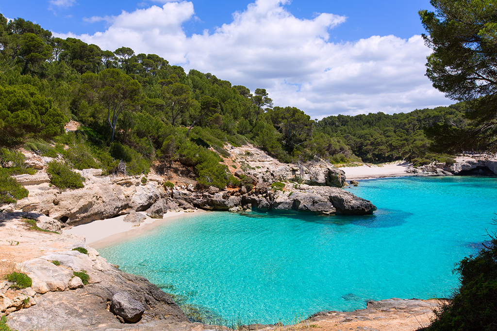 Cala Mitjana de aguas turquesa en la isla de Menorca