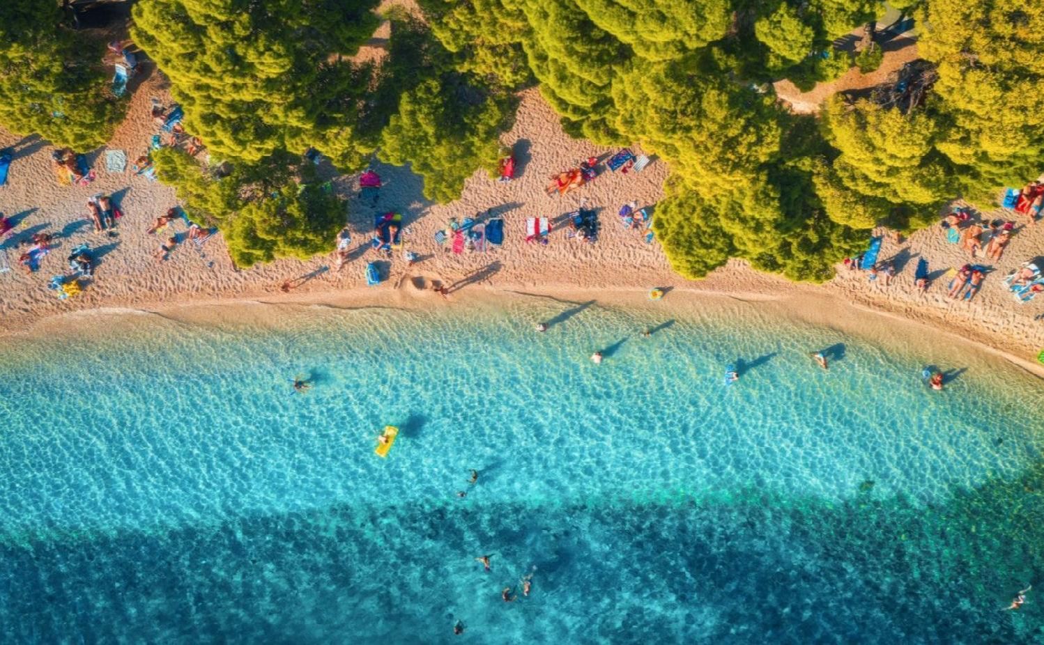Playa de aguas turquesas en Croacia