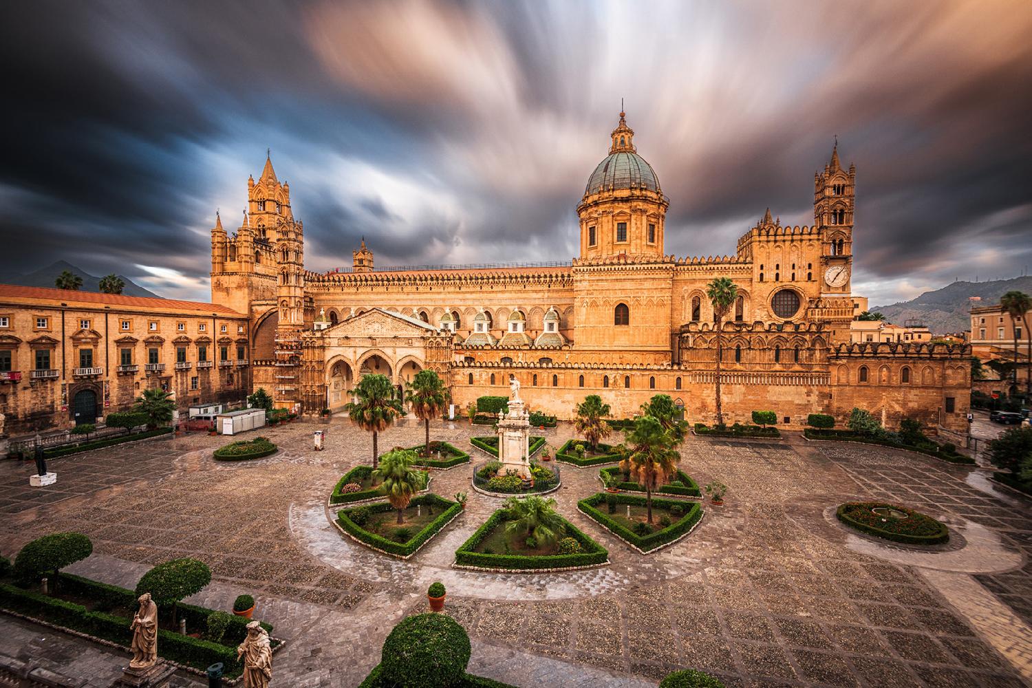 Plaza de la Catedral de Palermo en Sicilia