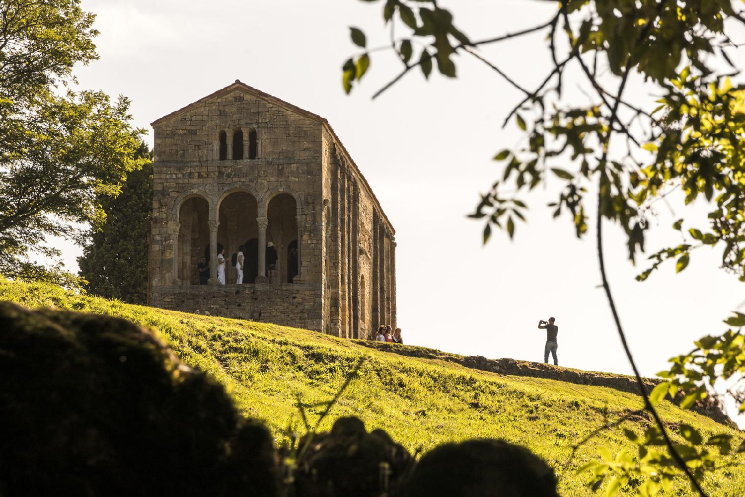 Santa María del Naranco en las proximidades de Oviedo