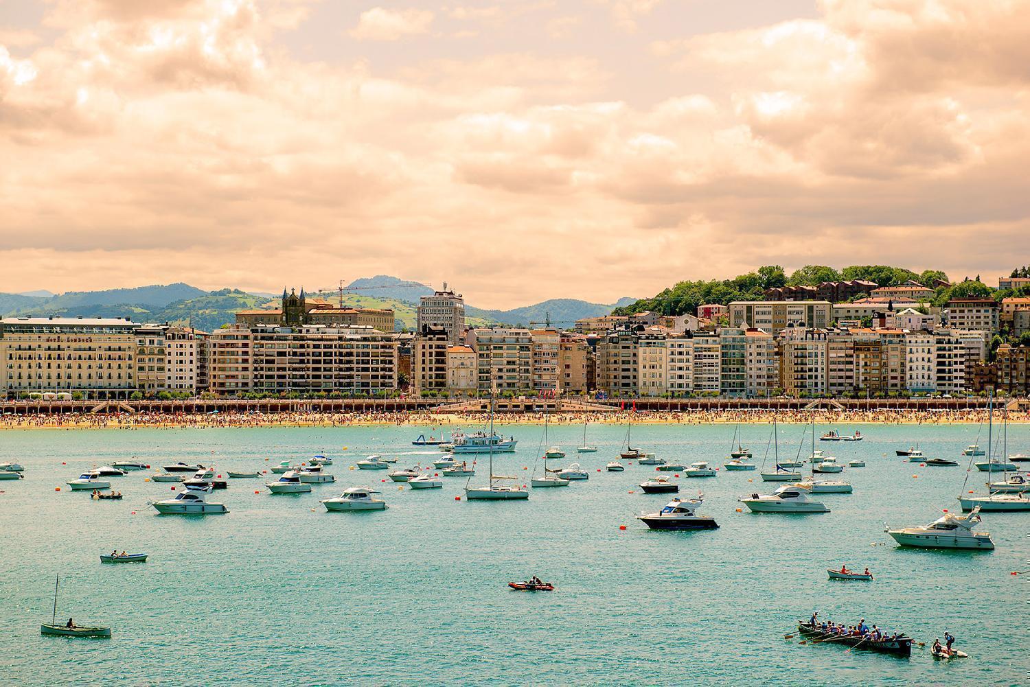 Vista de San Sebastián al atardecer desde el mar