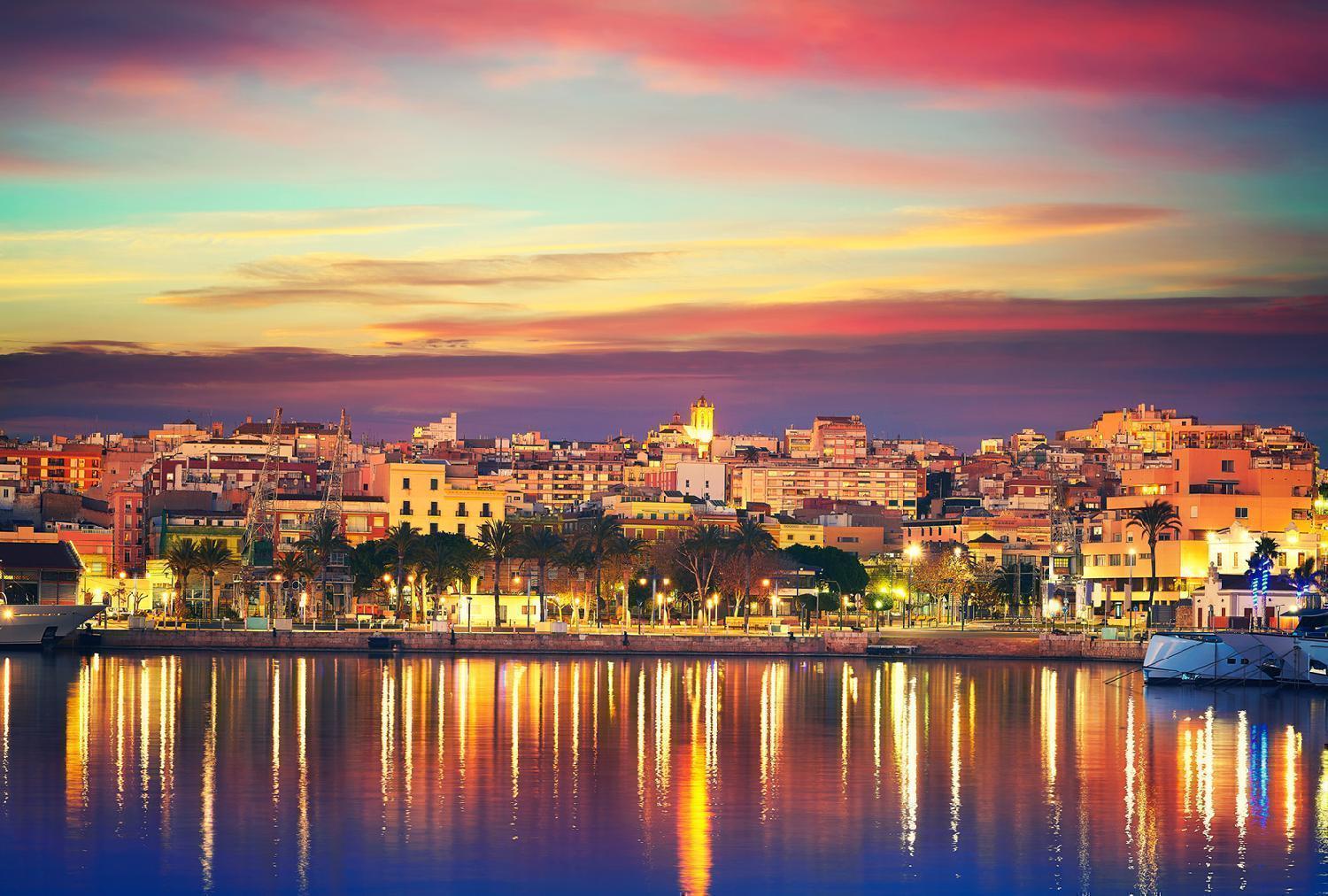 Tarragona al atardecer vista desde el mar