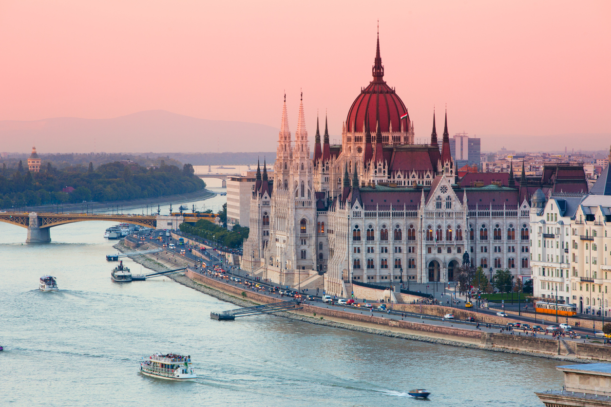 Parlamento húngaro junto al Danubio en Budapest