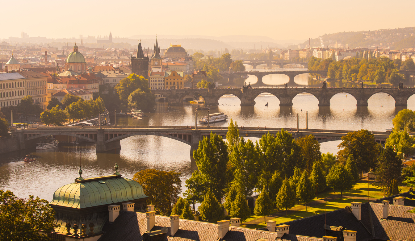 Puente de Carlos comunicando las dos orillas del Vltava en Praga