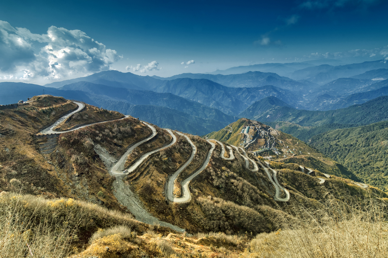 Carretera de montaña en la Ruta de la Seda
