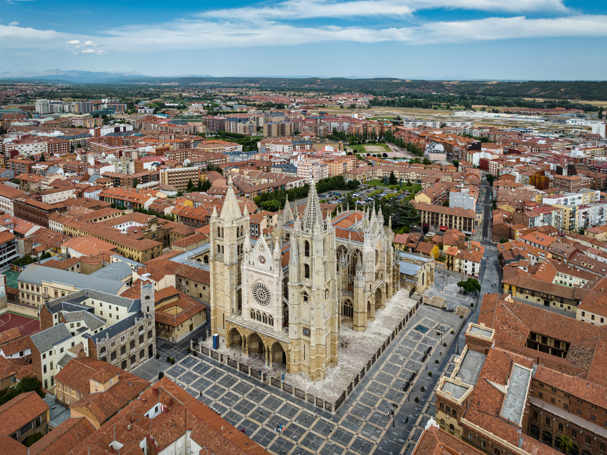 Vista aérea de León y su catedral