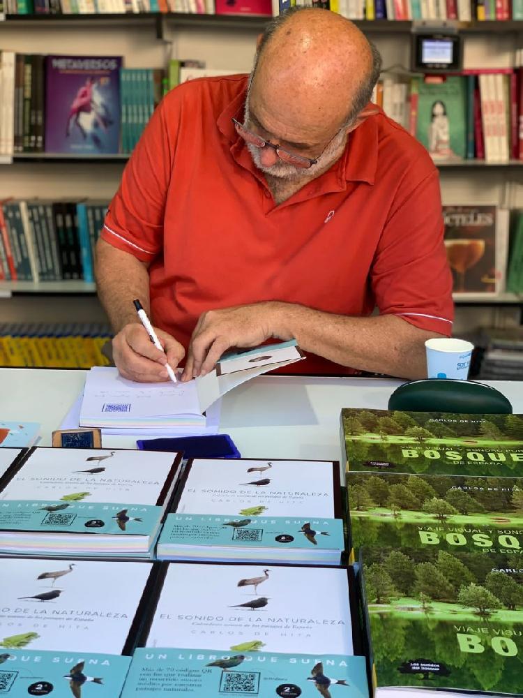 Carlos de Hita firmando libros en Feria del Libro de Madrid