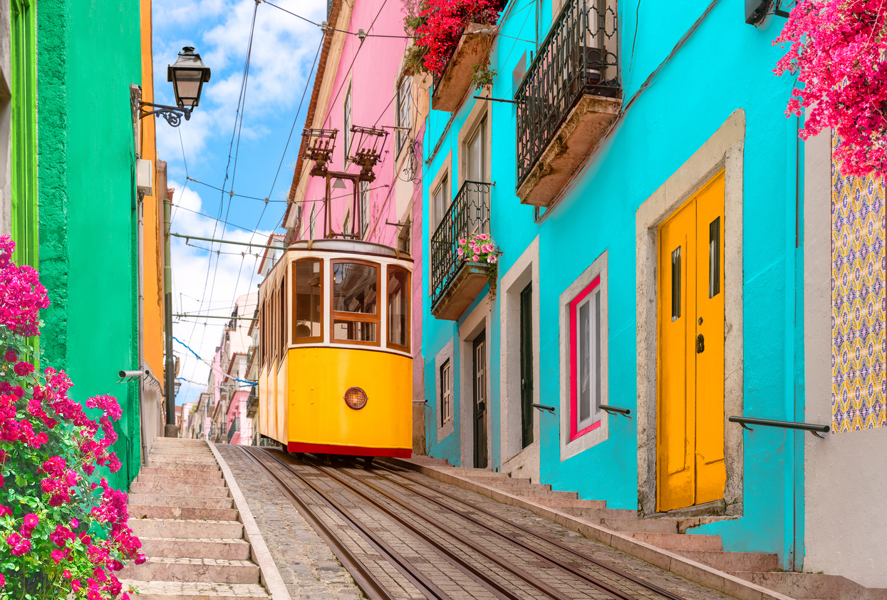 Colorida calle del barrio de Alfama, Lisboa