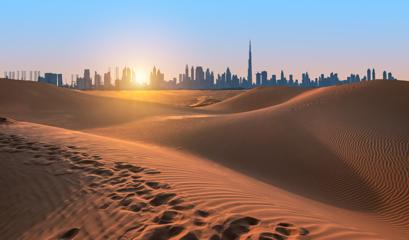 Vista de Dubai desde el desierto