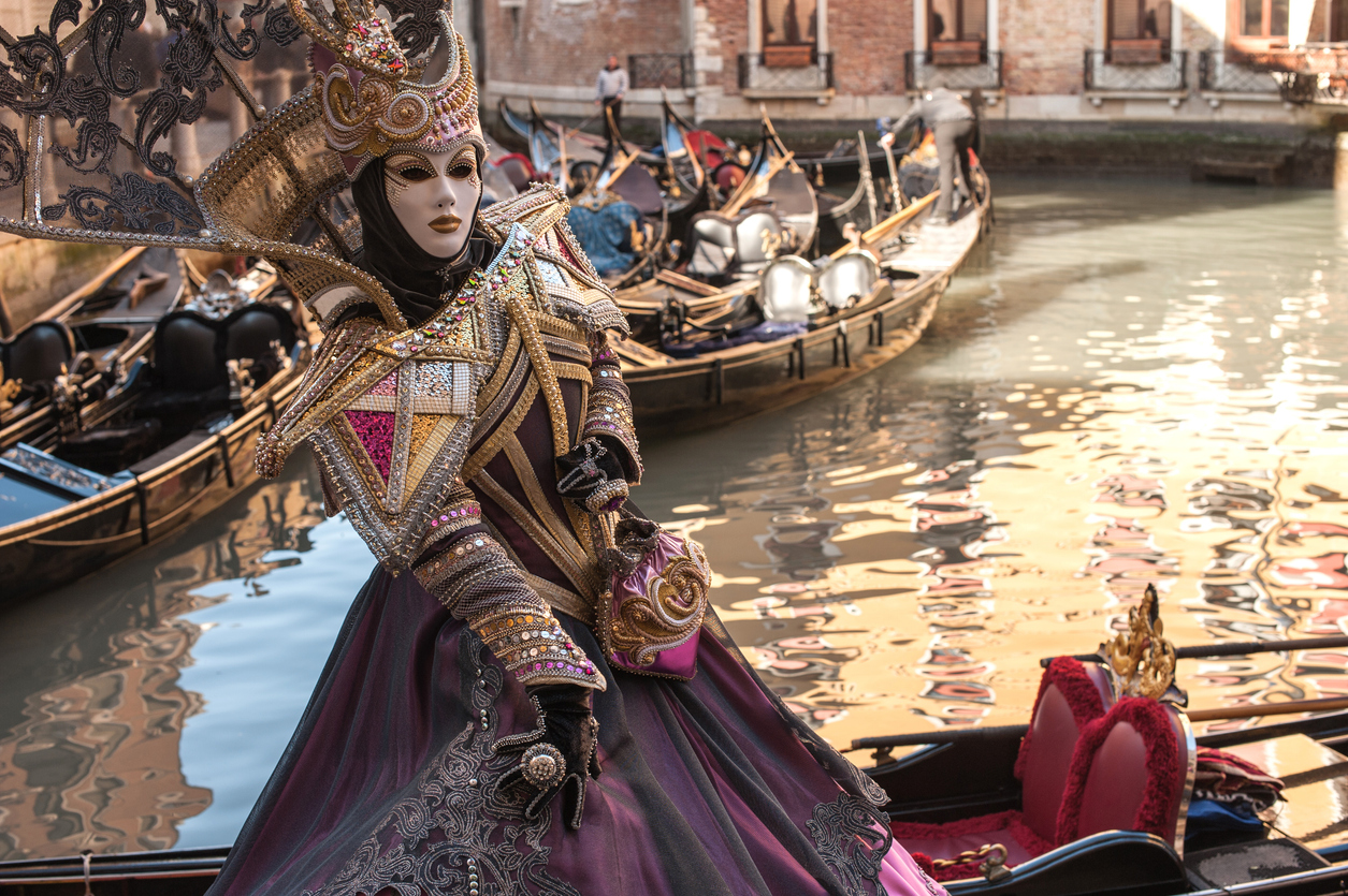 Disfraz característico del carnaval veneciano con su máscara, Italia