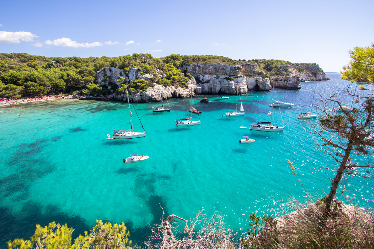 Barcos fondeados frente a la playa de Macarella, Menorca