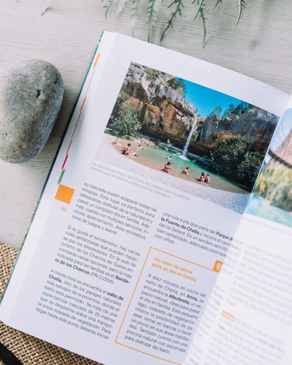 Página interior del libro "Escapadas en familia" de Anaya Touring