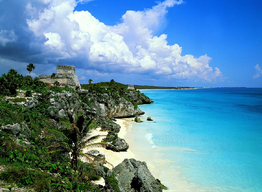 Ruinas mayas de Tulum junto a la costa del caribe en México