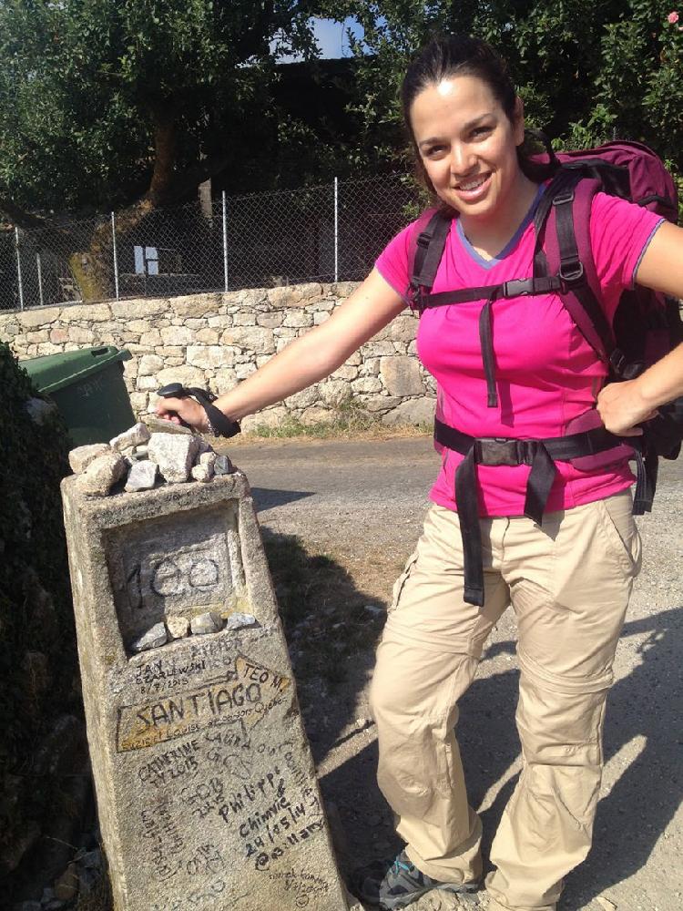 Viajes 3 en 1 junto a un mojón del Camino de Santiago