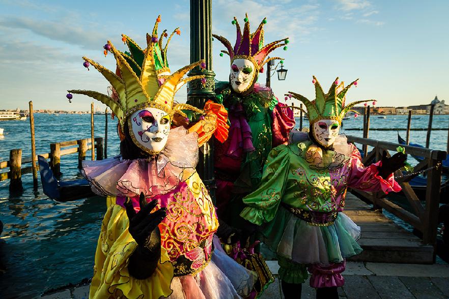 Típicos disfraces con las máscaras venecianas de carnaval