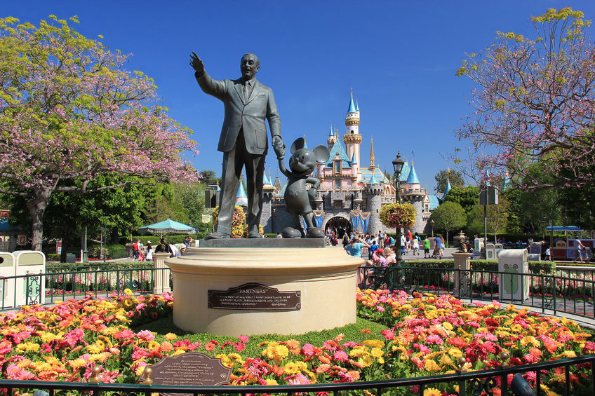 La estatua de Walt Disney y Mickey Mouse da la bienvenida a los visitantes junto al castillo de Blancanieves.