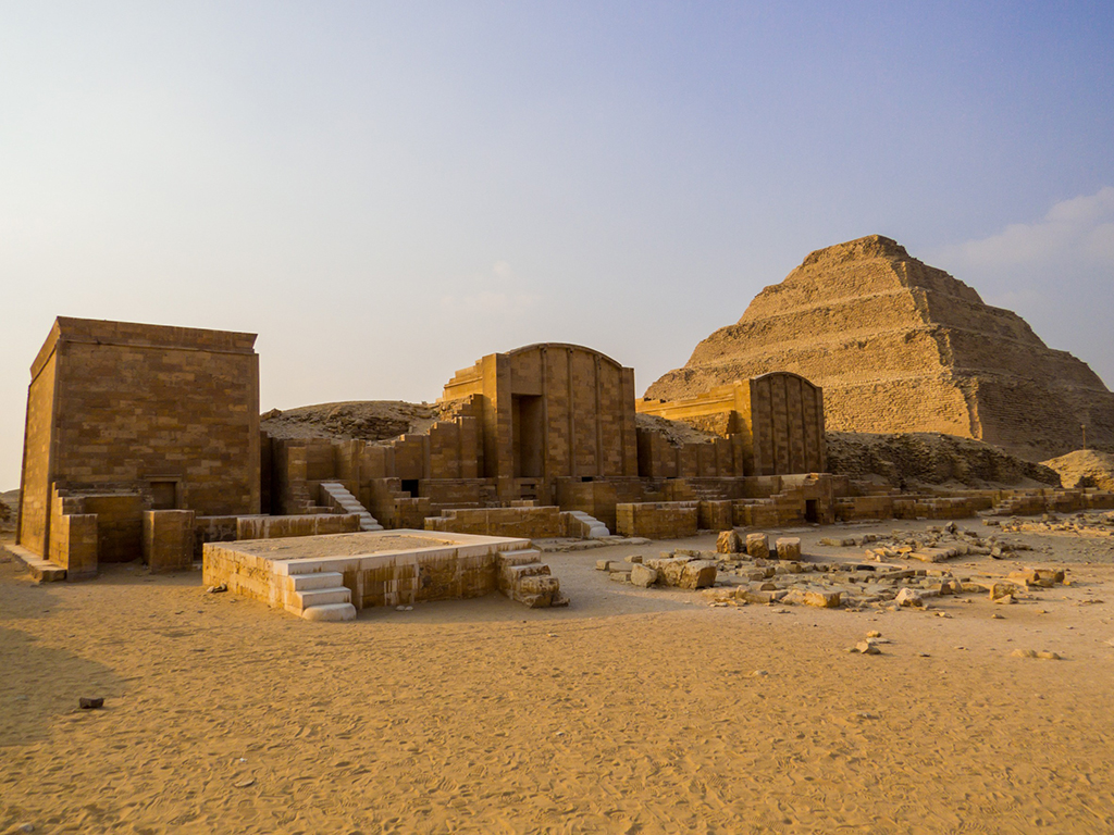 Pirámide de Djoser en la necrópoli de Sakkara