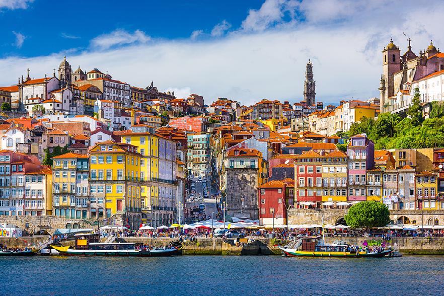 Oporto. La ribeira con la Torre do Clerigos al fondo