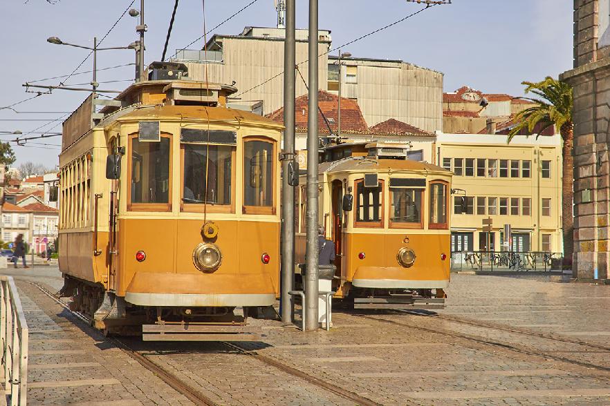 Oporto. Tranvía histórico curculando por las calles