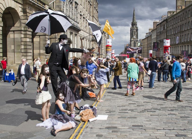 Artistas callejeros en la Milla Real durante el Fringe Festival de Edimburgo