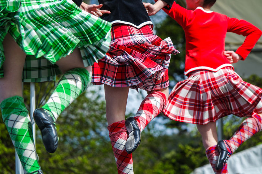 Highlanders con sus kilts danzando en el concurso de baile tradicional