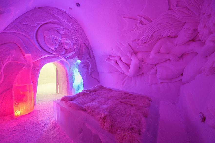 Preciosa decoración en hielo y luz del Lumi Linna Snow Hotel