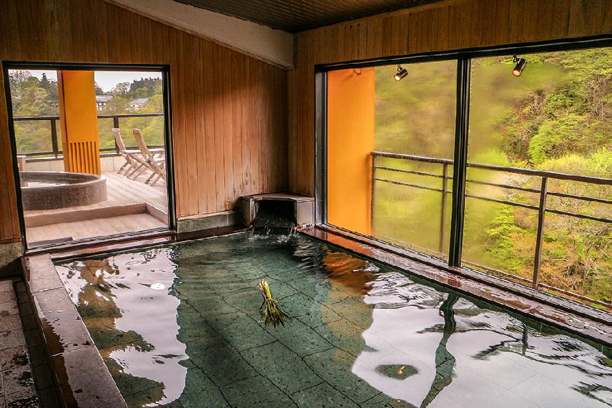 Interior de un relajante onsen japonés