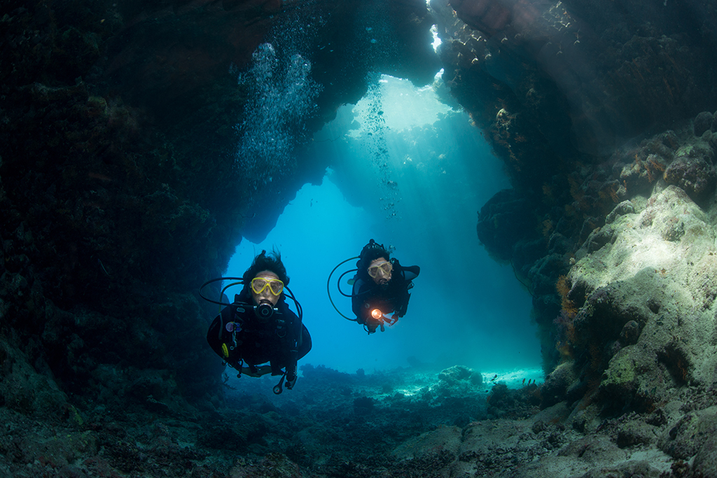 Submarinistas en una de las cuevas de la zona de St. John's