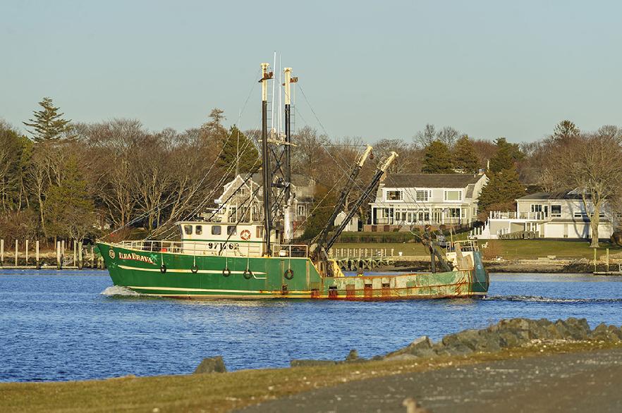 Barco pesquero actual saliendo del puerto de New Bedford