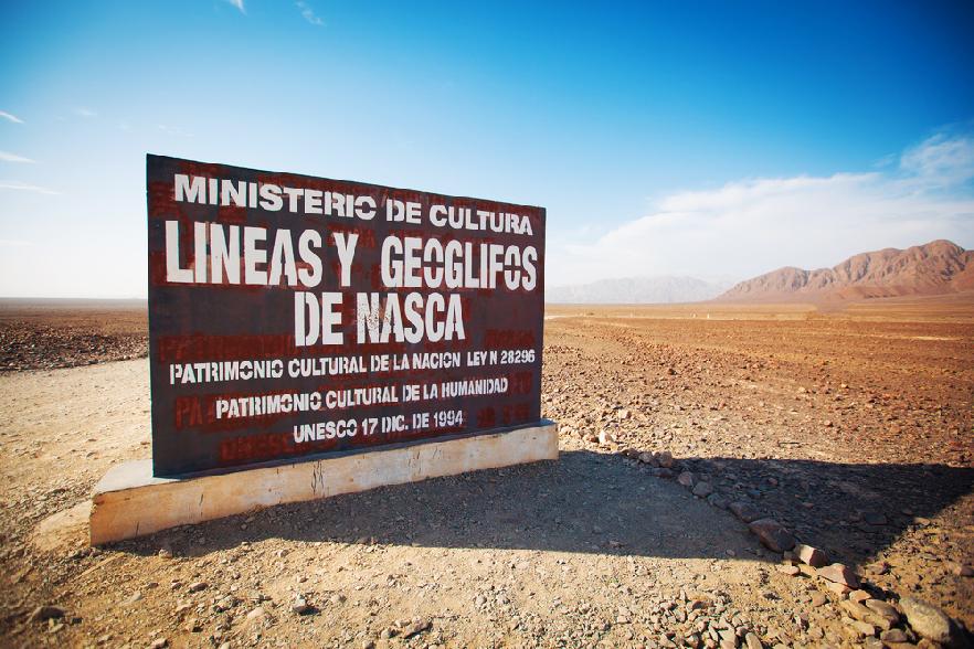 Cartel anunciando las famasos líneas de Nazca, Perú