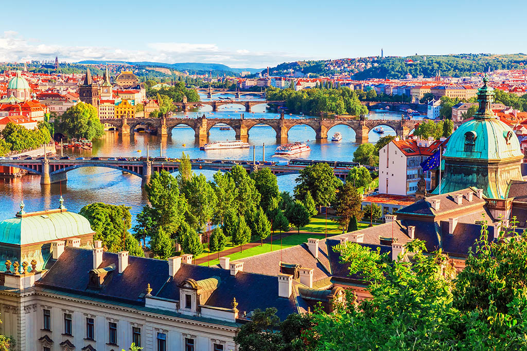 Vista de Praga y sus puentes sobre el Moldava