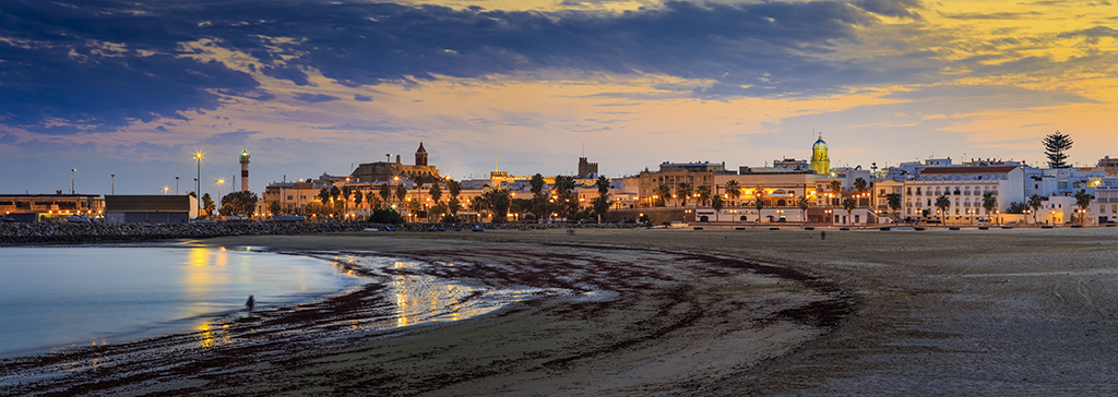 Vista nocturna de la población de Rota